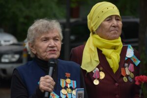 Подробнее о статье Акиматом Турксибского района города Алматы проведены торжественные собрания по возложению цветов памятникам героев ВОВ в честь празднования 9 мая — Дня победы.